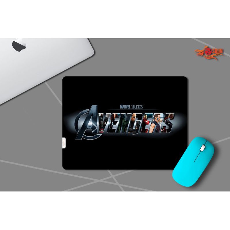 

MOUSEPAD 23X31 CM TEMA SUPERHERO MARVEL THE AVENGERS LOGO WITH HEROES