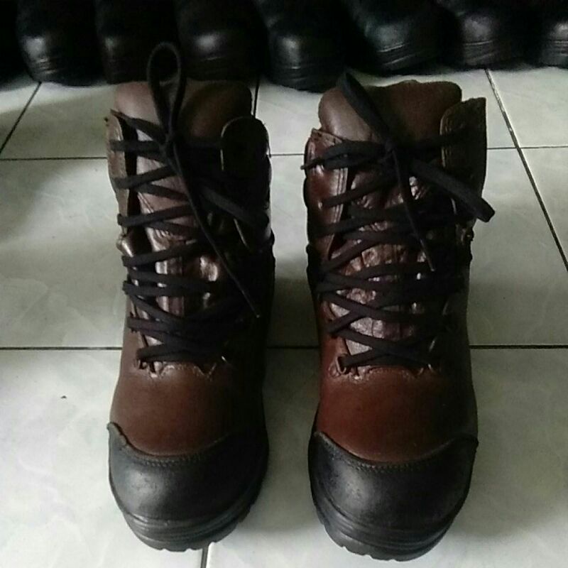 sepatu safety second