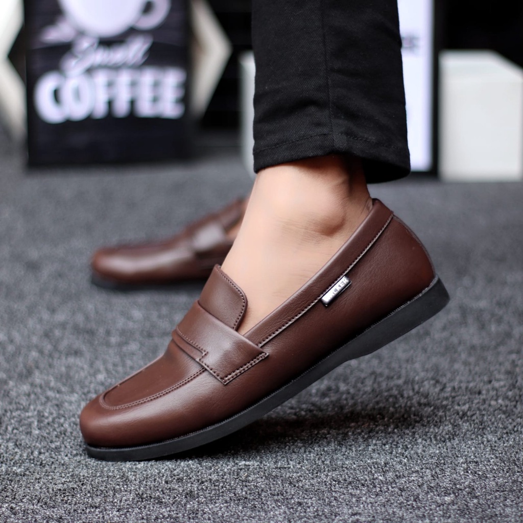 MOLK Sepatu Slip On Pria Kasual Santai Main Harian Kuliah Hangout Kerja Semi Formal Kulit Sintetik