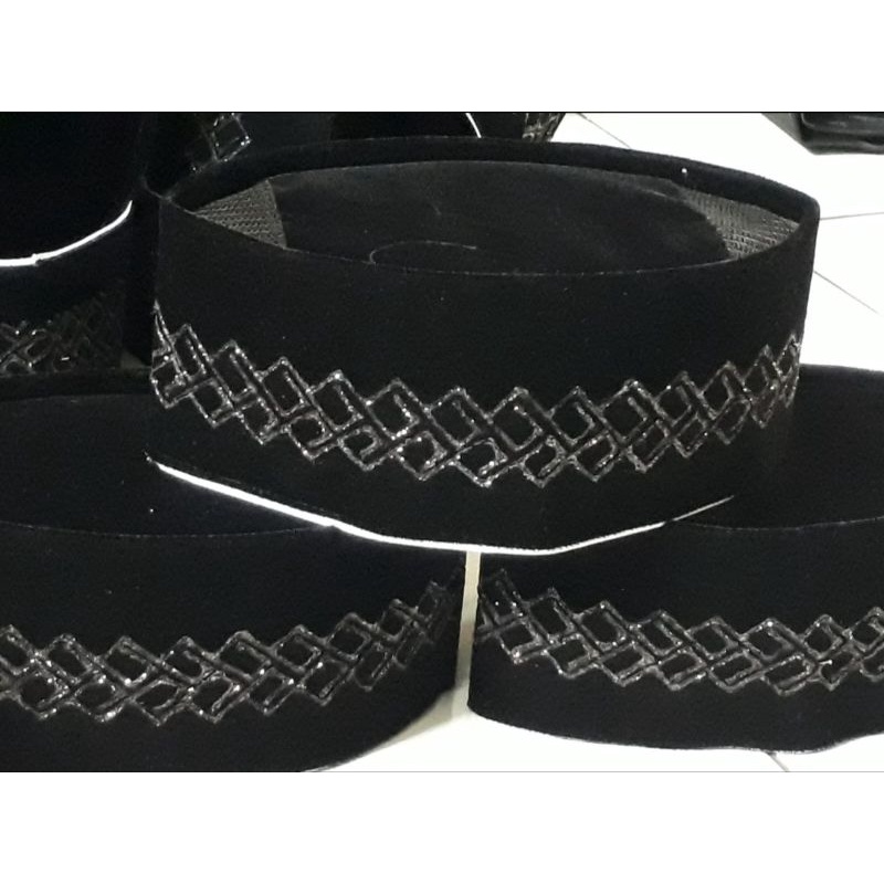 Peci Manis motif