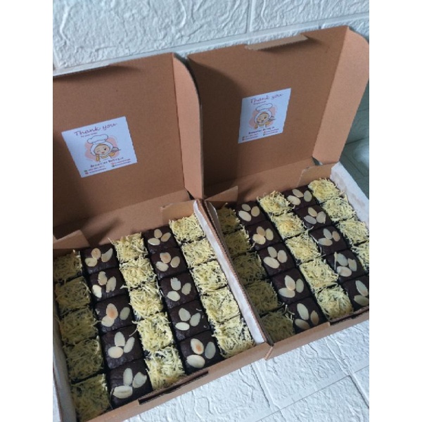 Brownies Fudgy Sekat Toping Keju &amp; Almond (25 potong)