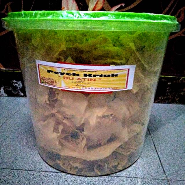 

Peyek kacang tanah pakai irisan daun jeruk toples ukuran 16 liter.