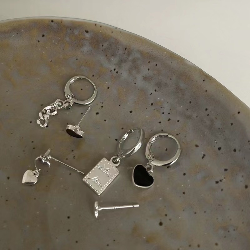 6pcs / Set Anting Stud Bentuk Hati Warna Hitam Gaya Punk Gothic Hip-Hop Untuk Wanita