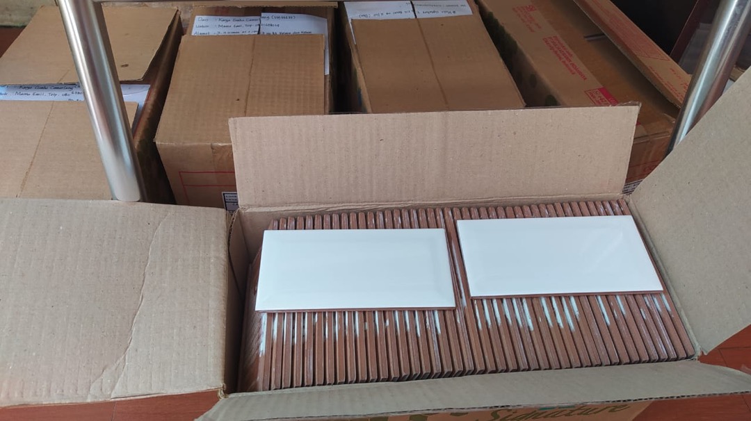 Mulia Signature Subway Keramik Dinding 7.5 X 15 Bevel