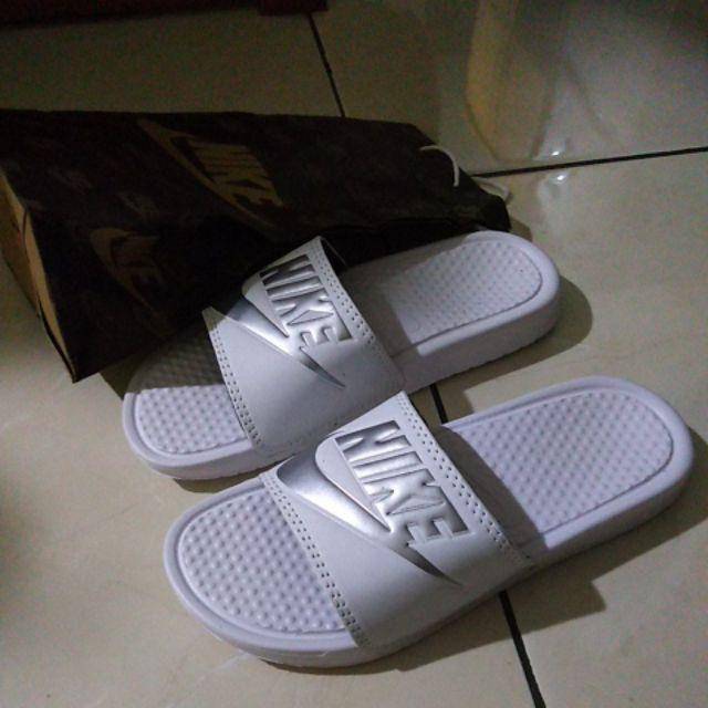 Terbaru! Sandal Pria Nike Benassi Swoosh, Sandal Slide Nike FLIP Flop Benassi, Sandal nike putih