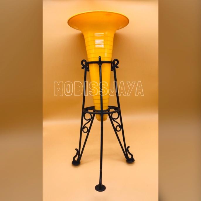 Standing pot bunga kuning