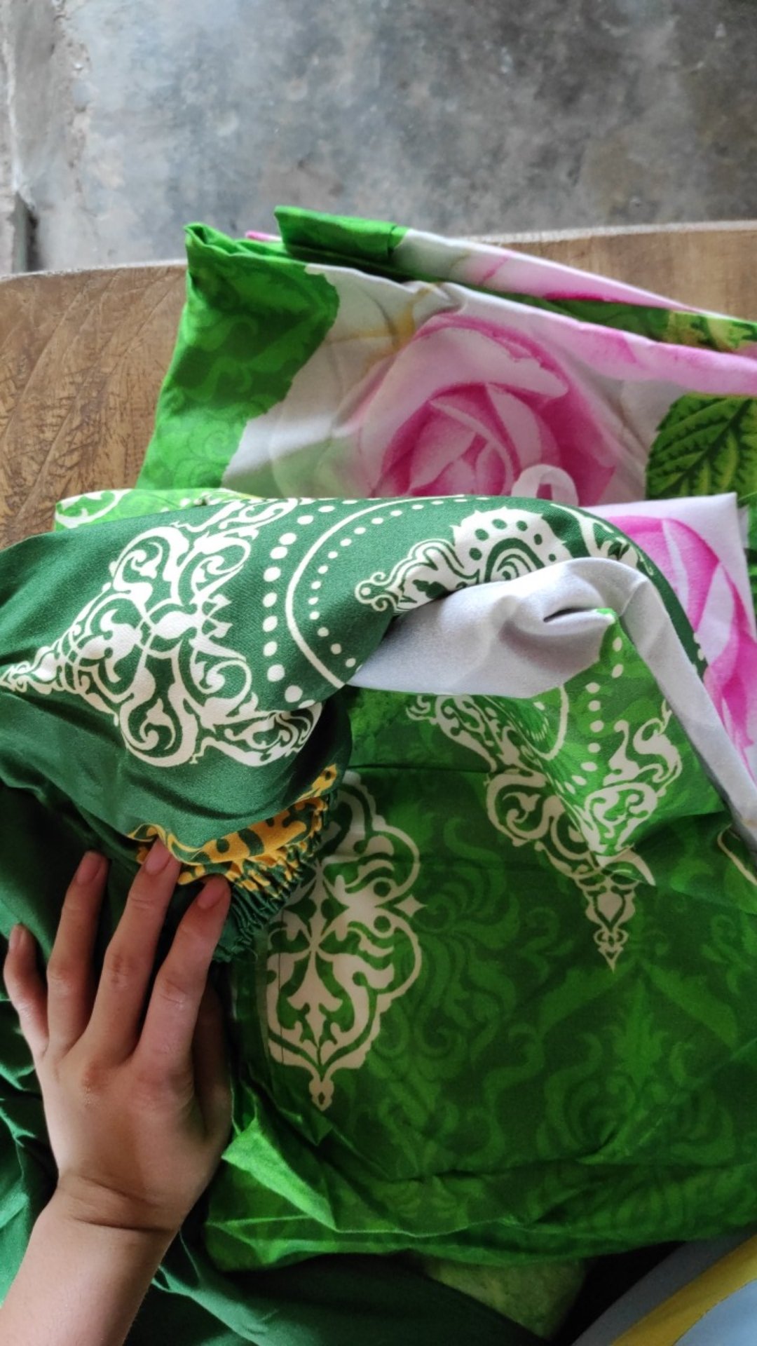 Sprei Katun Halus Bonita Disperse Size King 180 X 200cm