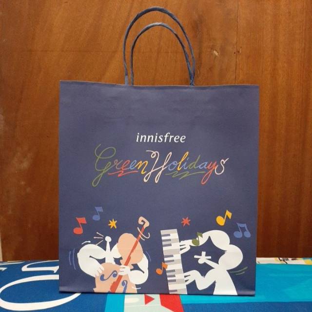 

Paperbag innisfree medium limited edition christmas edition tas kertas