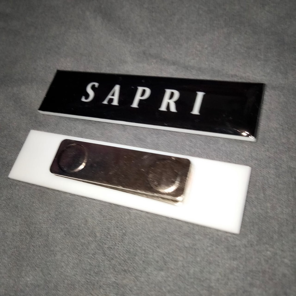 

Nametag akrilik resin magnet / warna hitam putih