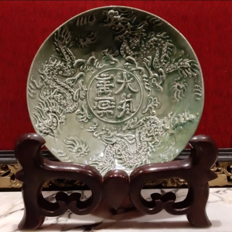 Piring Jumbo Keramik Hijau Motif Tiga Naga Timbul