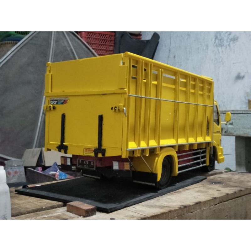 Miniatur truck dari bahan pvc