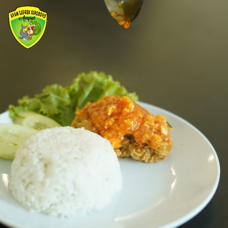 

Nasi ayam geprek saus asam manis