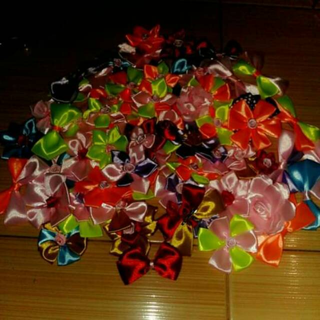 Souvenir pernikahan bross Kain pita