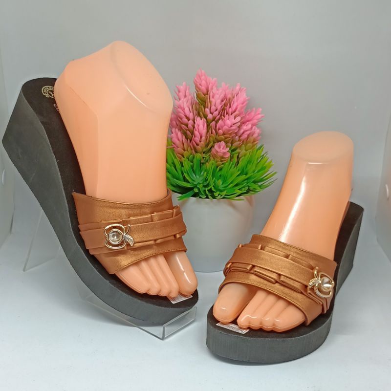 Sandal Wanita Wedges Lipit Kerut