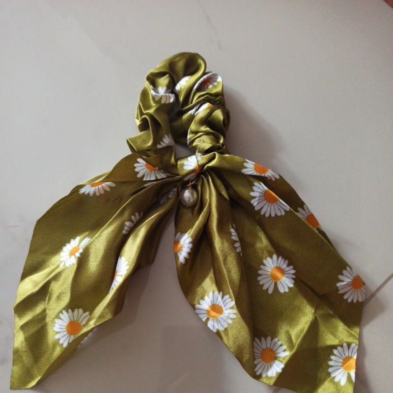 Ikat Rambut with pearl mutiara Scrunchie Daisy Satin Mutiara Silk Pony Tail-Green
