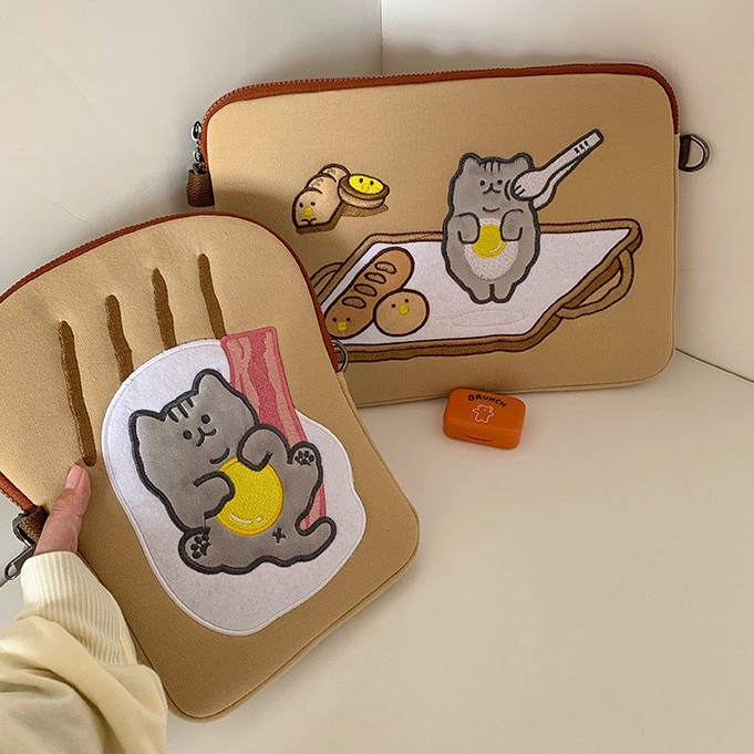 Sleeve Pouch Sarung Tas Bag Case Ipad Tab Tablet Macbook Air Pro Laptop Asus Acer Lenovo HP Huawei 11 12 13 14 15 inch Motif Gambar Kucing Cat Warna Coklat Cream Lucu Cute Murah Korean Model Tali Selempang Jinjing Bahu Pundak