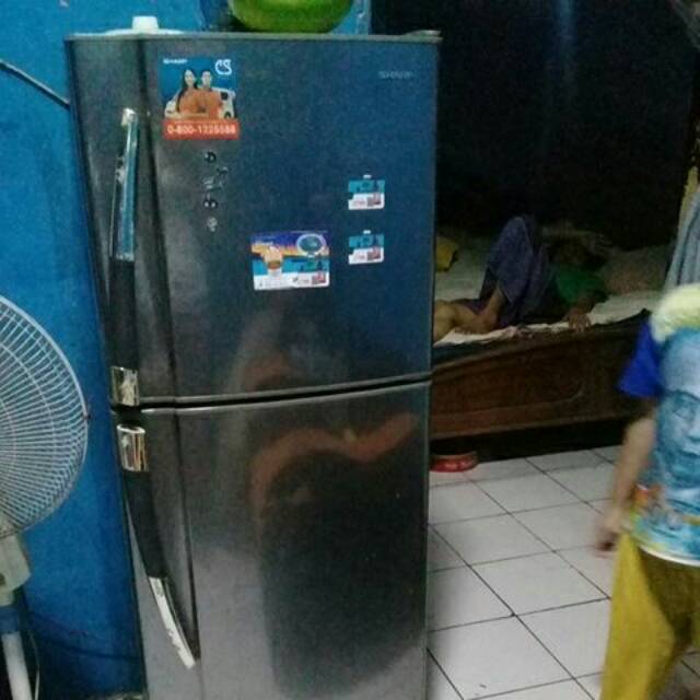 Lemari es merk sharp 2 pintu