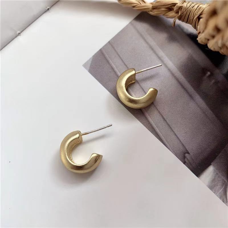 2021 Korea Dongdaemun populer berbentuk C retro matte emas anting-anting anting-anting elegan sederh