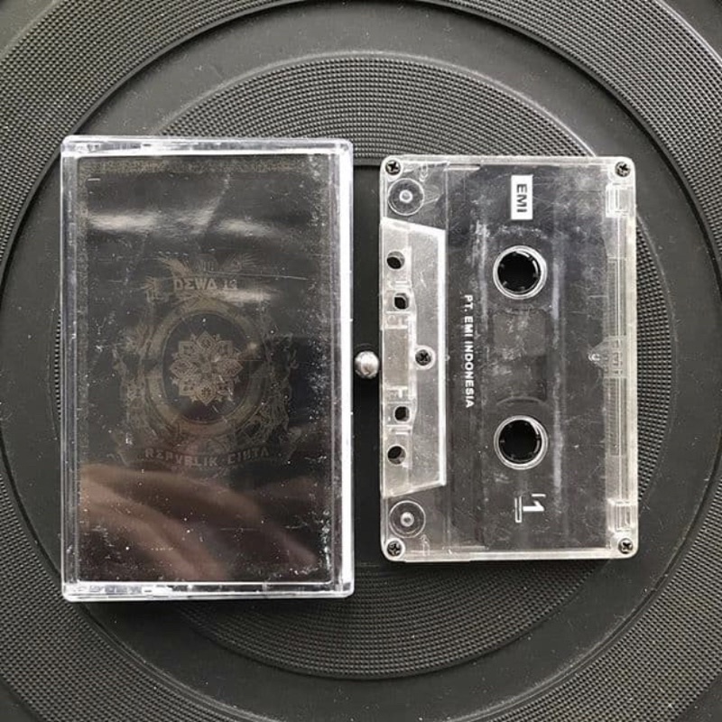 kaset pita dewa 19 / republik cinta