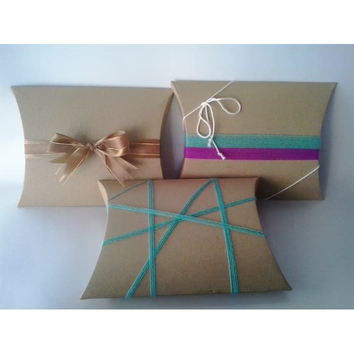

READY STOCK PILLOW BOX/KOTAK KADO SOFT BOARD 300 gr,ukuran 20 X 14 X 4 Cm