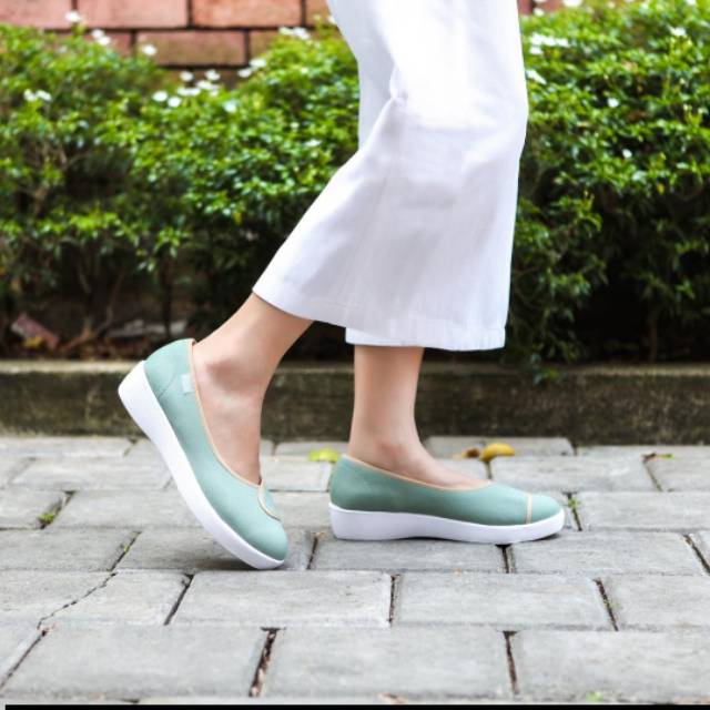 SUPER SALE Wakai Plush Authentic Sepatu Wanita Wedges Light Green Nude