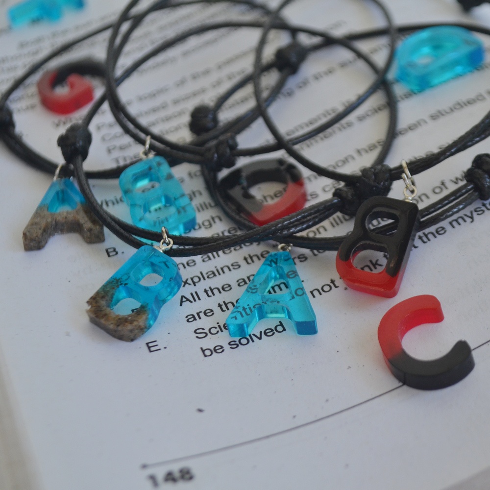 gelang nama inisial resin merah biru handmade