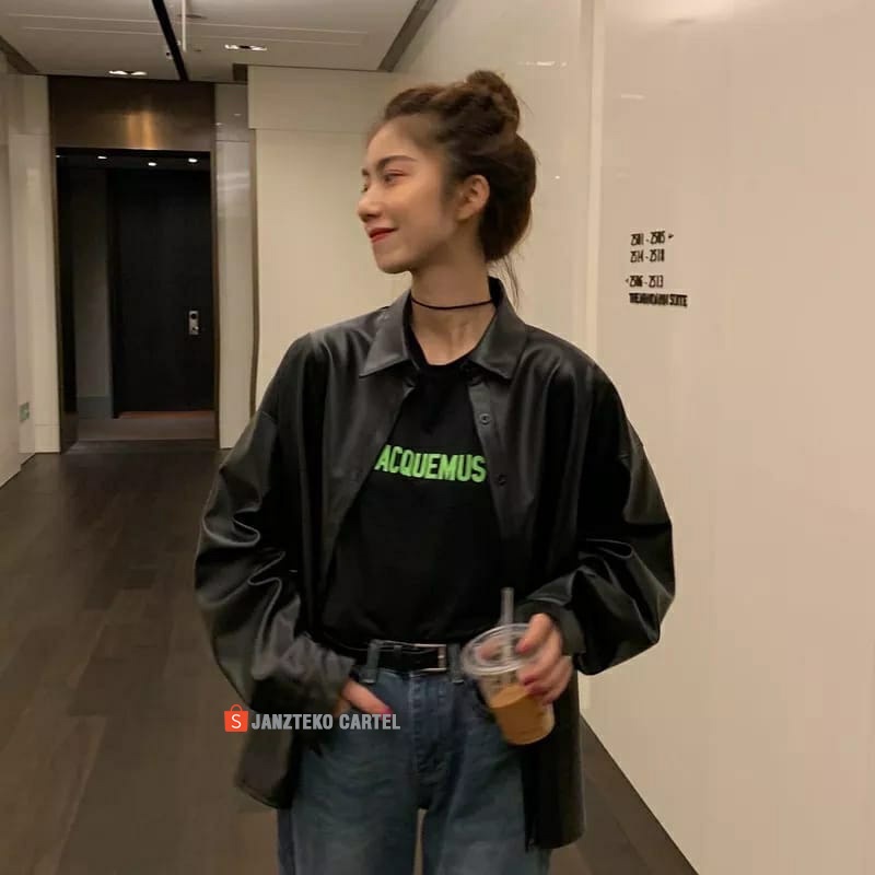 JNK x QUEN - Jaket Wanita Oversize Bahan Kulit Sintetis Leather Jacket Premium Original Bigsize Jumbo Perempuan Model Kerah Kemeja Blazer Kancing Cewek Remaja Anak Muda Korea KPOP Klovers Blezer Jeket Besar Polos Keren Casual Kerja Kantor Formal OOTD Ori