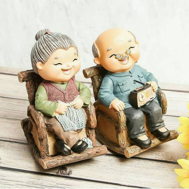 Pajangan Oma Oppa Kakek Nenek Kado Hadiah Orang Tua Cinderamata Hiasan Pajangan Lemari Shopee Indonesia
