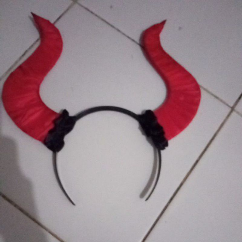 Bando tanduk hitam mirip maleficent