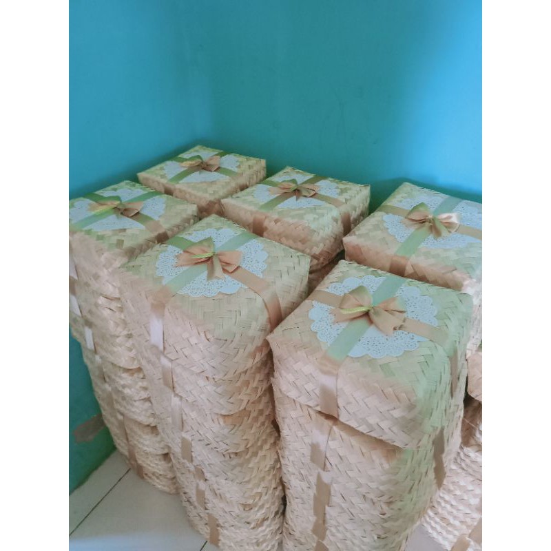 

besek murah warna natural hias pita dan renda ukuran 22 x22