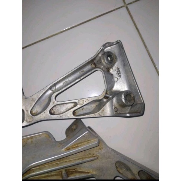 STEP BUSTEP BELAKANG REVO ABSOLUTE HONDA BLADE / ORIGINAL