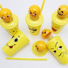 Tempat Minum Emoji / Tempat minum boneka goyang