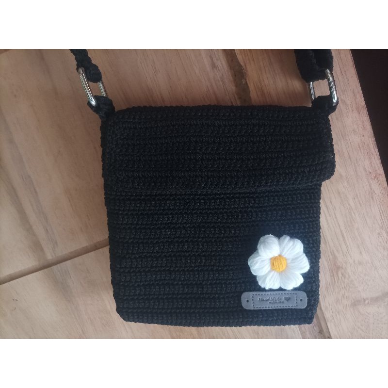 Tas Selempang Rajut Hitam Simple Bunga Daisy