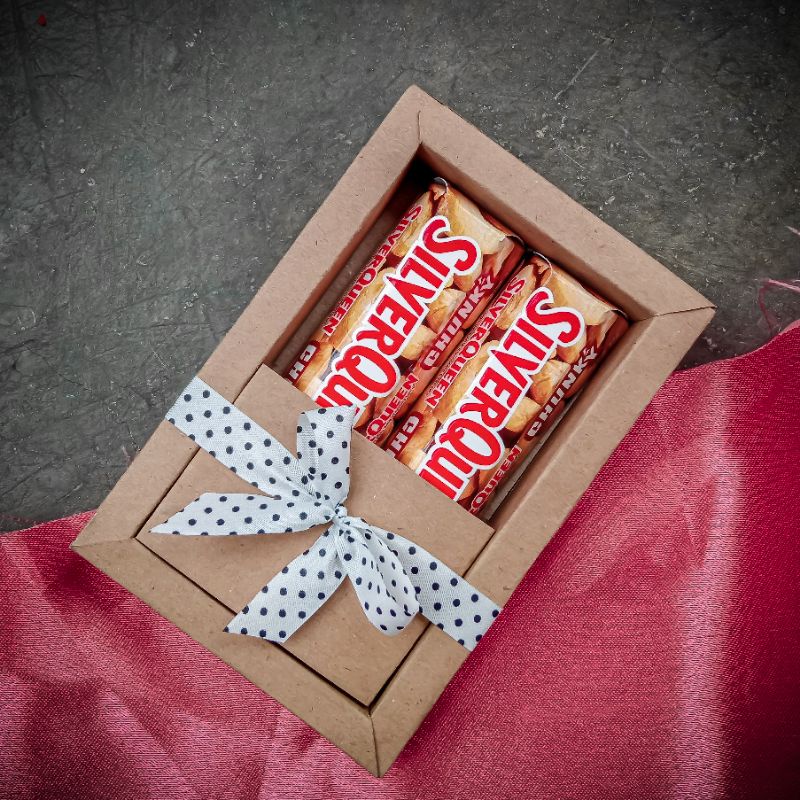 

Hampers Coklat mini Silverqueen | Kado ulang Tahun Coklat | Kado Valentine Coklat Silverqueen |Hampers Wisuda | Hadiah Coklat Untuk Pacar | Hampers Kado coklat isi 2 Silverqueen