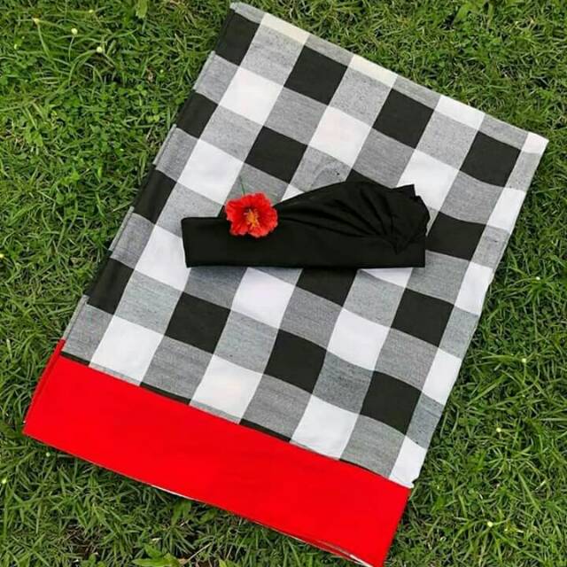 Pecalang bali udeng hitam saput poleng tepi merah atau hitam