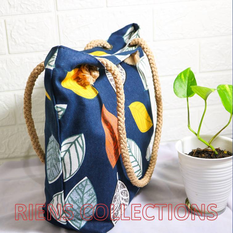 RIENS COLLECTIONS. TOTEBAG KANVAS TALI SUMBU MOTIF DAUN NANGKA BIRU