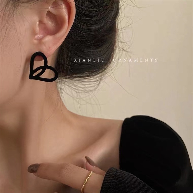 Tahun Baru Wanita Anting-Anting Beludru Anting-Anting Berbentuk Hati Desain Niche Fashion Semua Cocok Temperamen Fashion Aksesoris