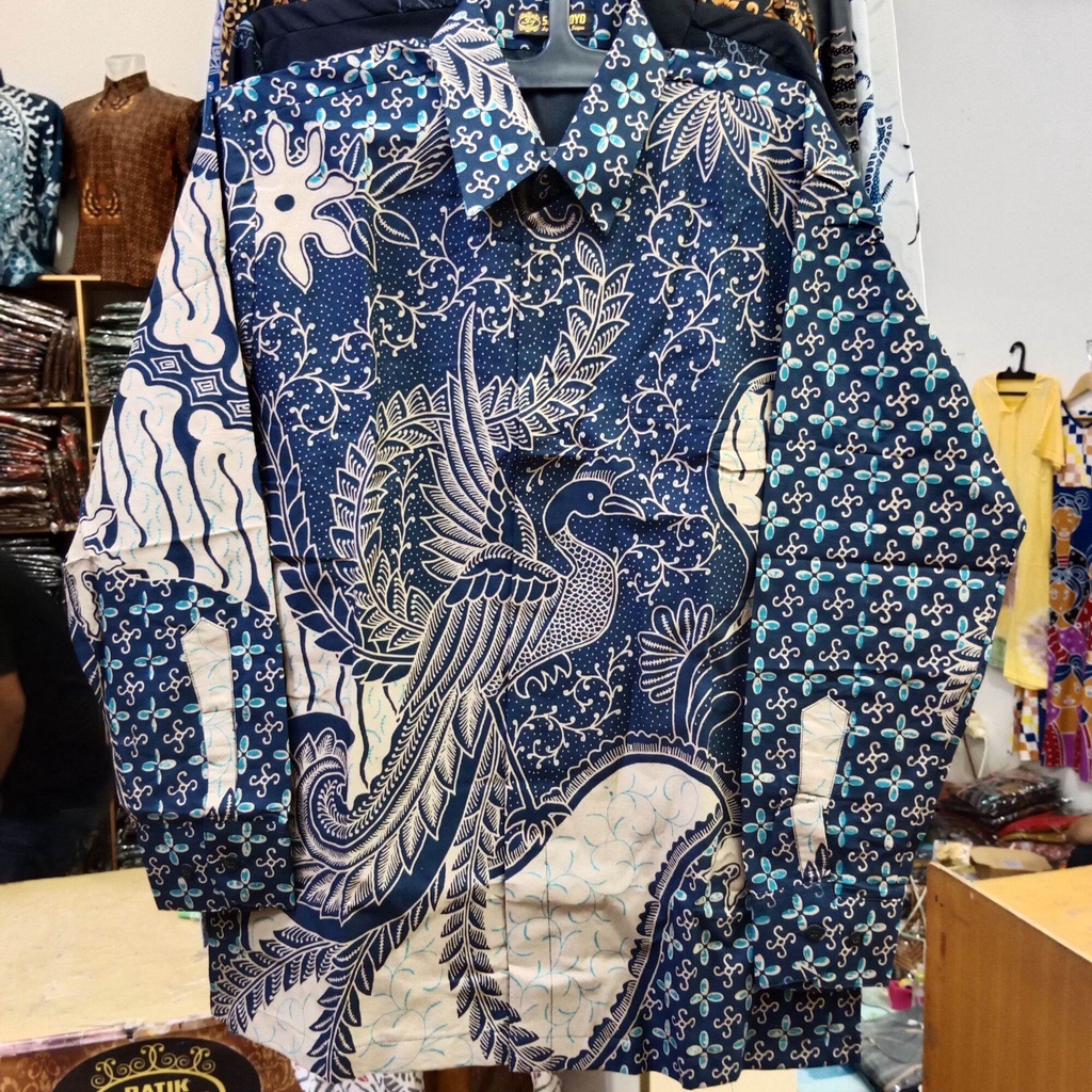 Kemeja batik pria terbaru 2022 warna biru dongker / batik lengan panjang pria warna navy / baju batik panjang kencono dongker / kemeja batik pesta warna biru navy / kemeja batik dongker terbaru / hem batik panjang terbaru warna navy