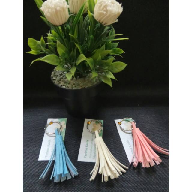 Souvenir pernikahan gantungan kunci tassel kulit sintesis