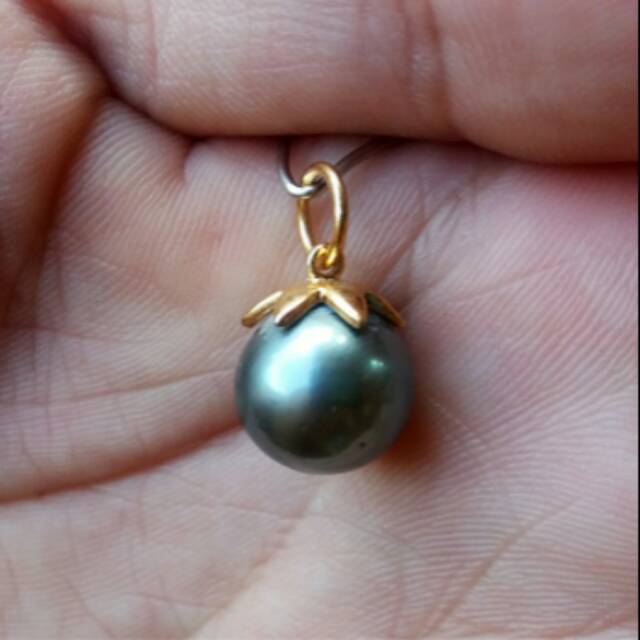 Liontin Mutiara Hitam