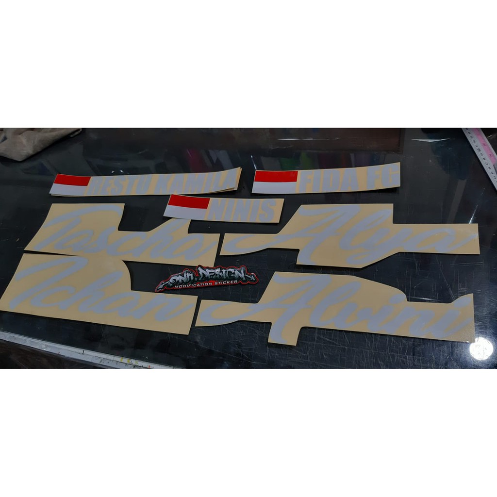 

cutting sticker stiker bebas desain printing waterproof label merk laminasi 144