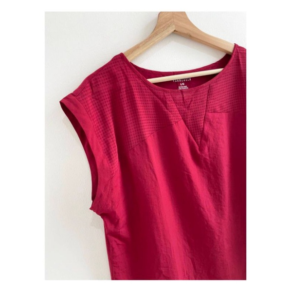 Van housen red capsleeve mixed media blouse