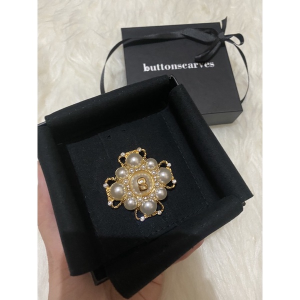 Buttonscarves Royale Brooch