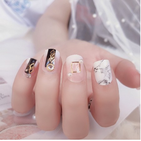 Nail art - 24 pcs kuku palsu warna putih hitam dan emas mewah