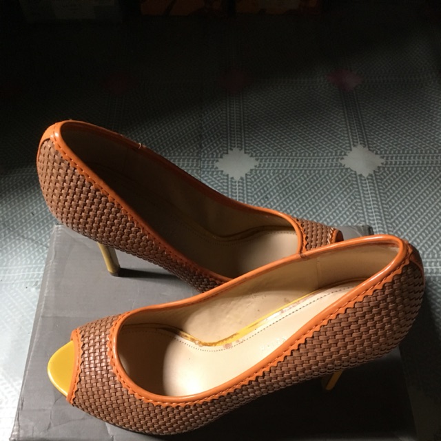 sepatu wanita charles n keith size 37 tp lbh msk ke size 38