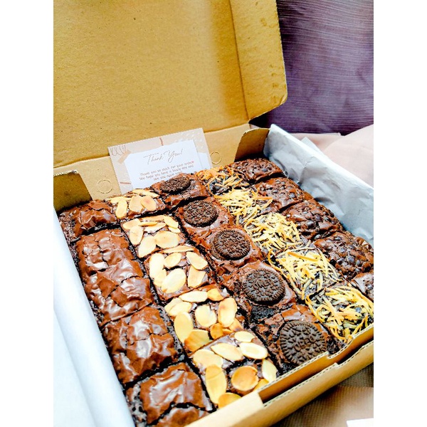 

(BISA KIRIM LUAR KOTA) Hampers Fudgy Brownies | Fudgy Brownies Topping Mix Reguler ukuran 20x20 cm/20x10 cm | Kado Kue Cantik