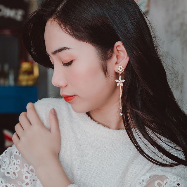 Anting Gantung Panjang Desain Bunga Hias Rumbai Gaya Korea Elegan untuk Wanita