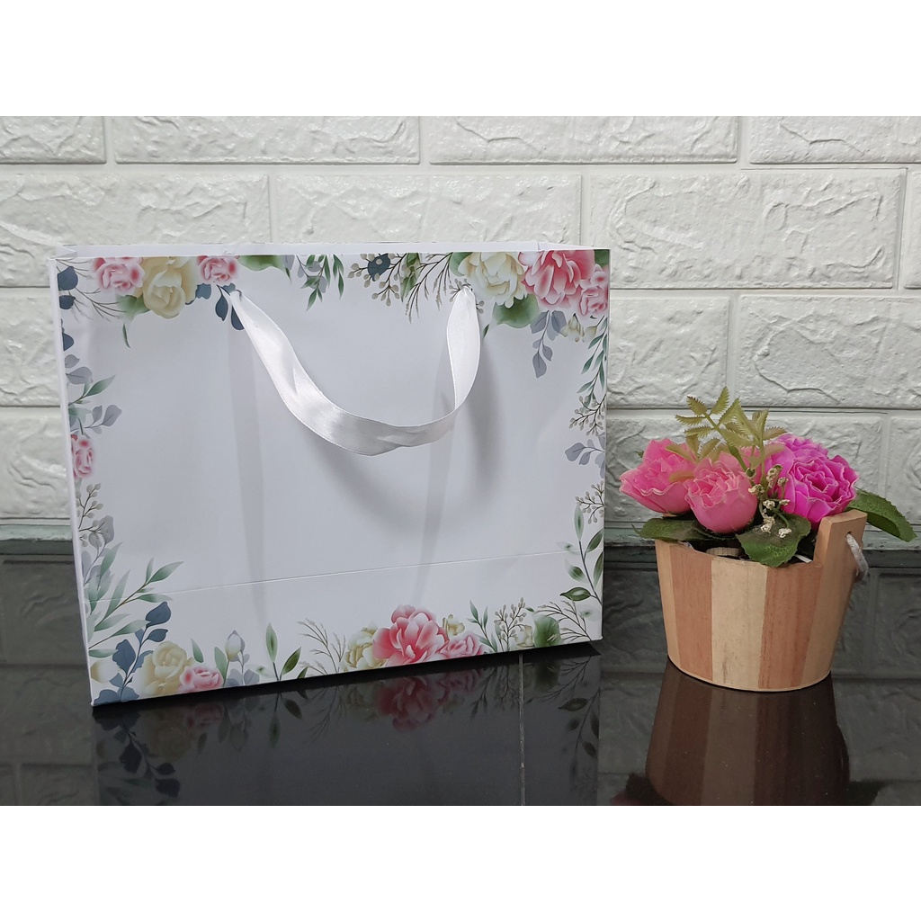 

Paper Bag Tas Kertas Cute Flower White Laminasi Gloss Tali Clip Uk. 25 x 20 x 10 cm per pack isi 10 pcs