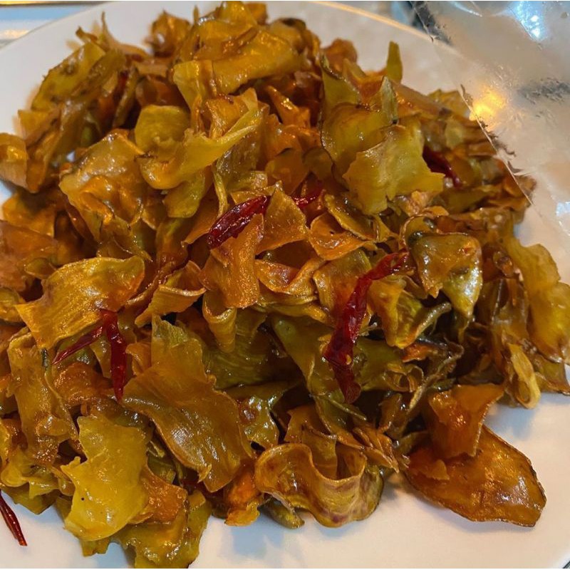 Keripik Ubi Jalar Pedas Manis Dimasak Pakai Tungku dan Kayu Bakar