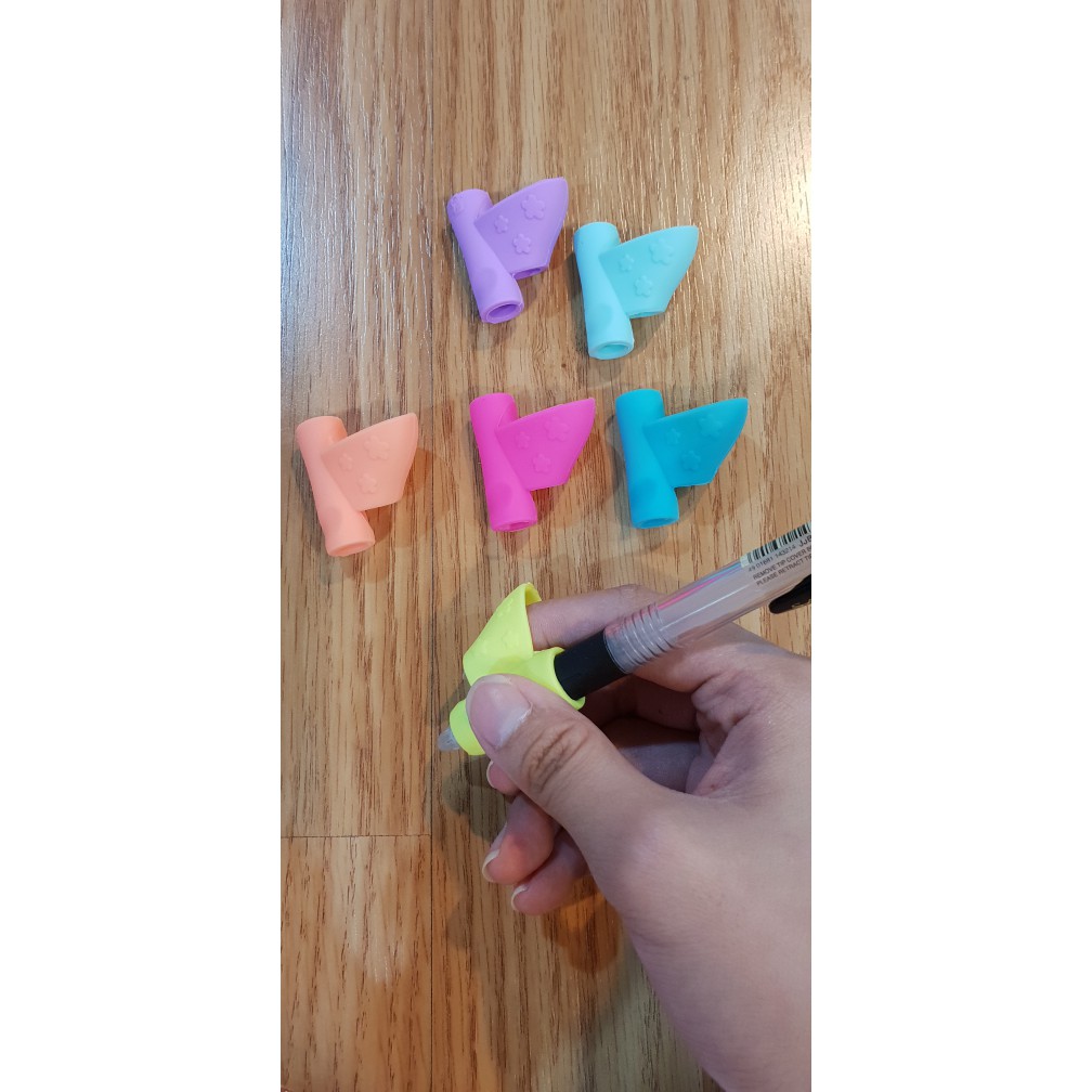 

BEST SELLER Pencil Grip Pencil Hold Helper Alat Bantu Tulis Silicone Grip Eceran